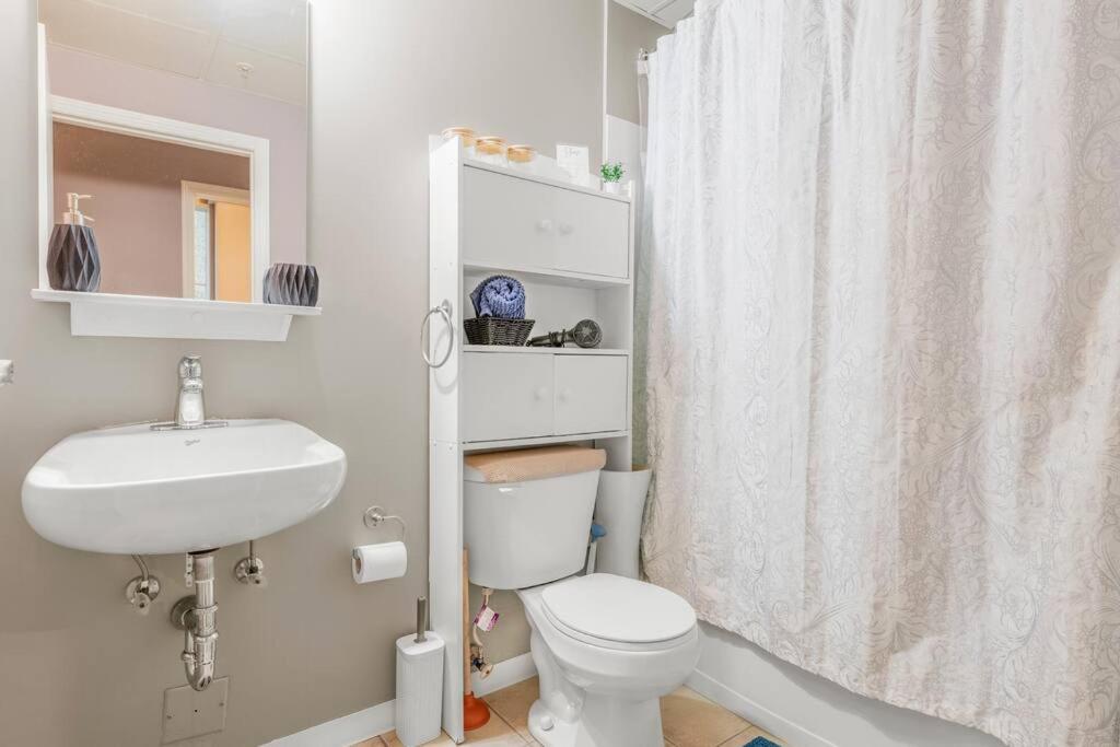 Chic 2-bedroom With Arcade *