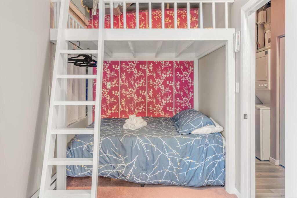 Chic 2-bedroom With Arcade *