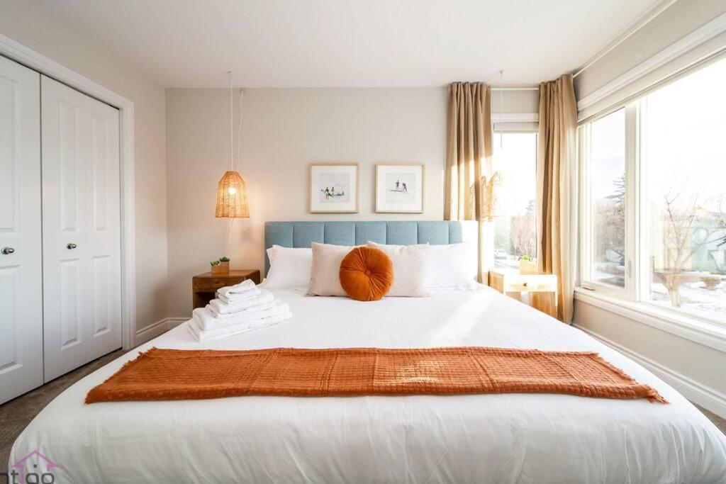 The Azure, Near Dt & University, Two King Beds! Holiday home *