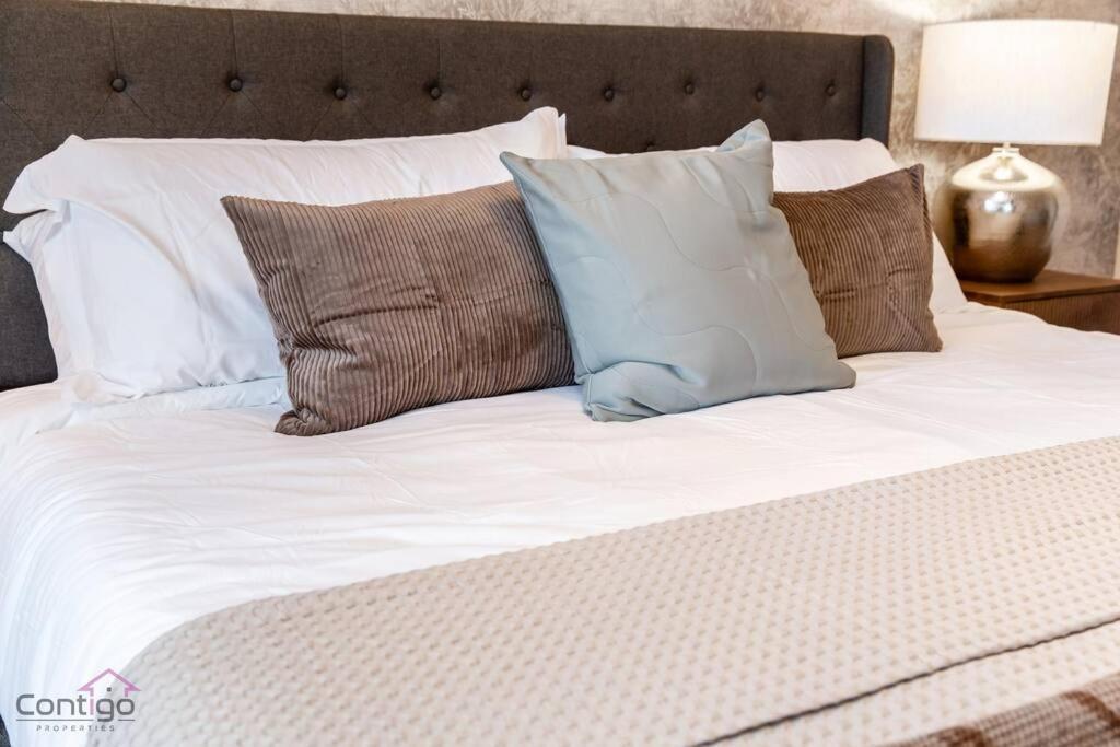 The Azure, Near Dt & University, Two King Beds! * Edmonton