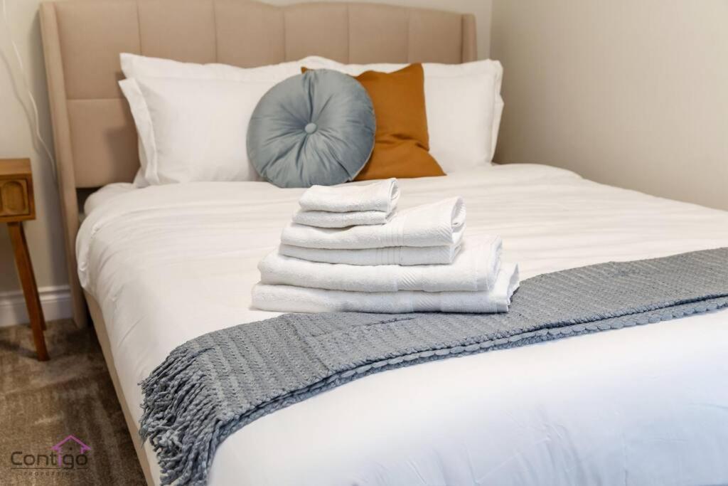 The Azure, Near Dt & University, Two King Beds! Holiday home Edmonton