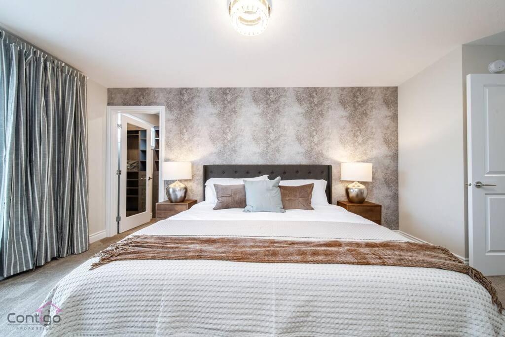 The Azure, Near Dt & University, Two King Beds! Holiday home