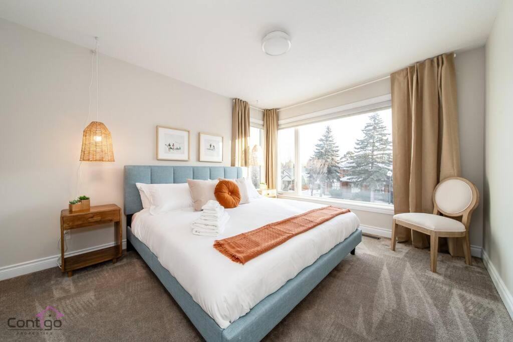 The Azure, Near Dt & University, Two King Beds! Holiday home Edmonton