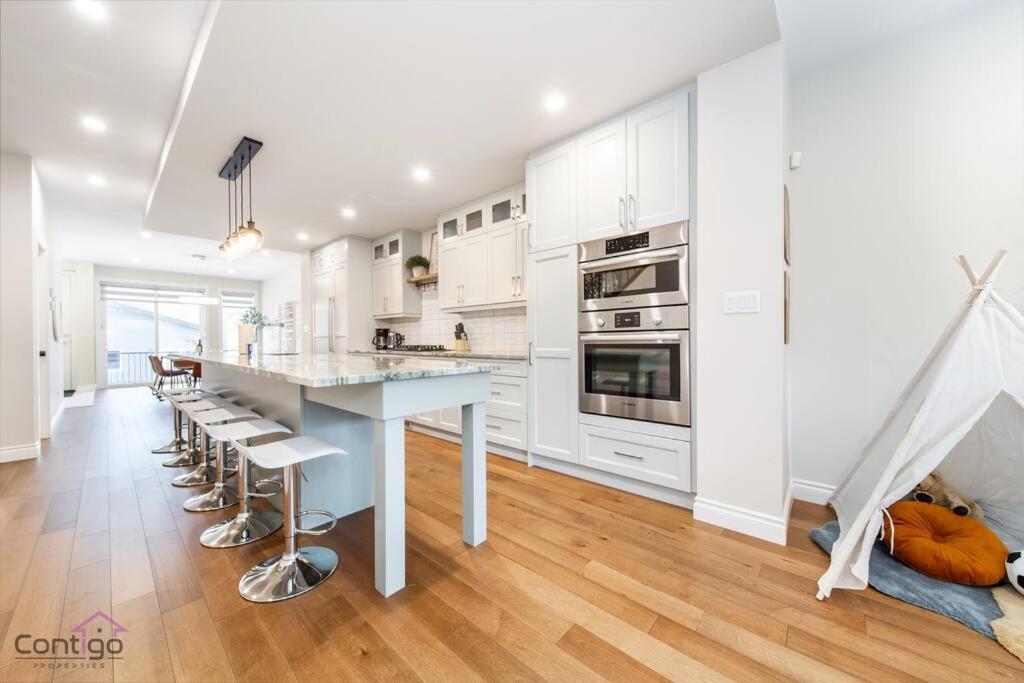 Holiday home The Azure, Near Dt & University, Two King Beds! *
