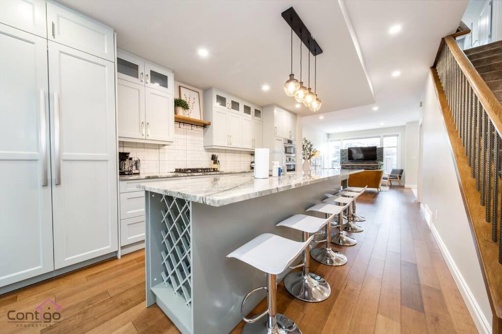 The Azure, Near Dt & University, Two King Beds! Holiday home Edmonton