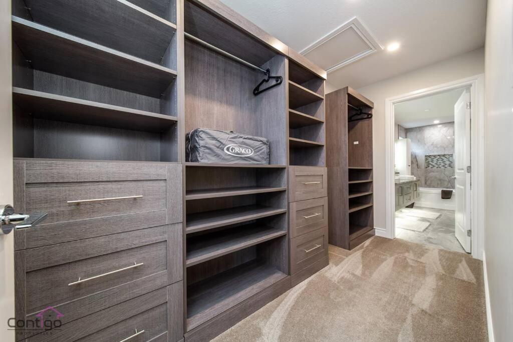 The Azure, Near Dt & University, Two King Beds! * Edmonton