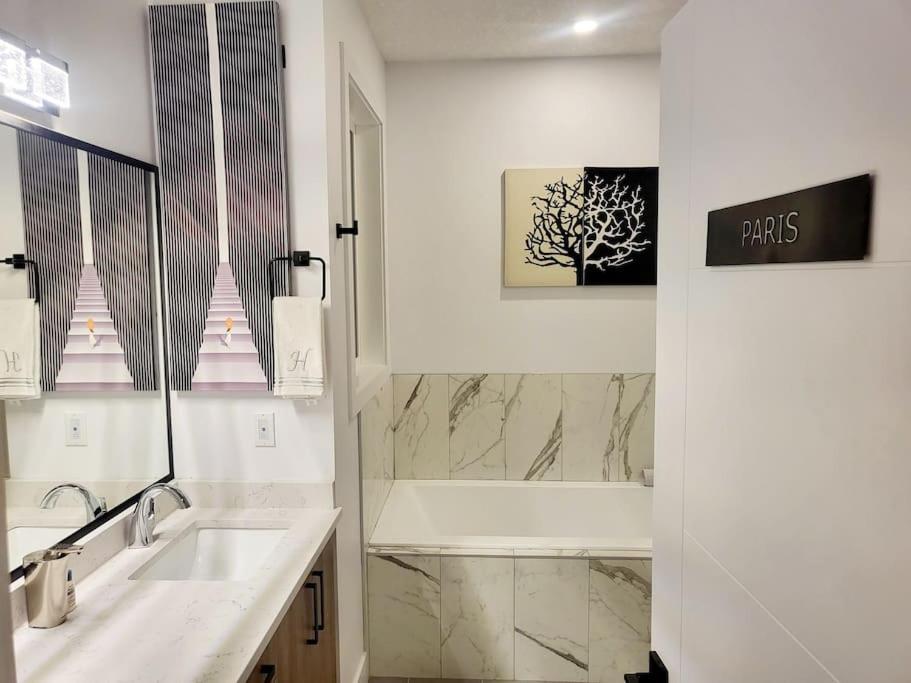Welcome To Happy Place Where Cozy Comfort Meets Exquisite Luxury Holiday home Edmonton