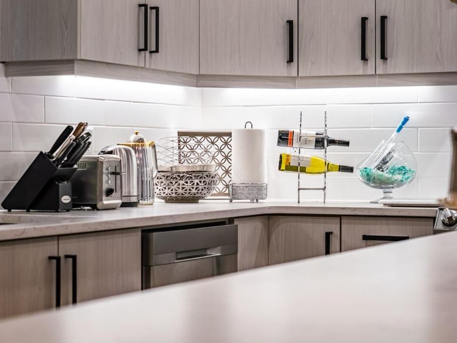 Welcome To Happy Place Where Cozy Comfort Meets Exquisite Luxury * Edmonton