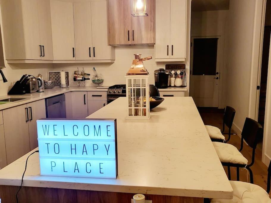 Welcome To Happy Place Where Cozy Comfort Meets Exquisite Luxury * Edmonton