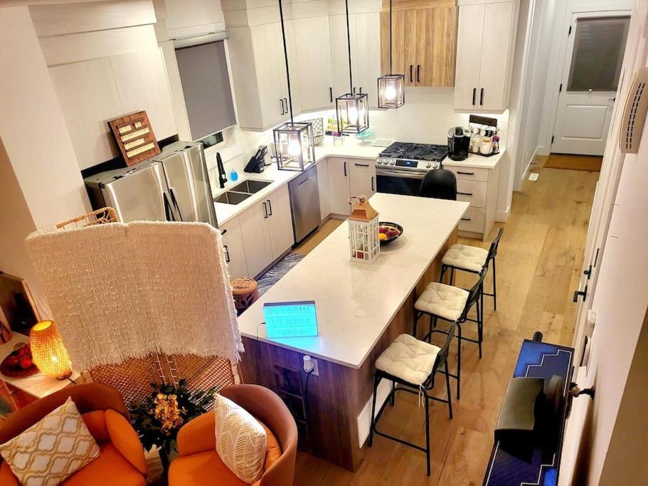 Welcome To Happy Place Where Cozy Comfort Meets Exquisite Luxury Edmonton