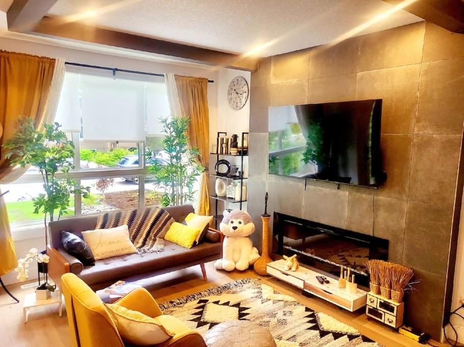 Welcome To Happy Place Where Cozy Comfort Meets Exquisite Luxury * Edmonton