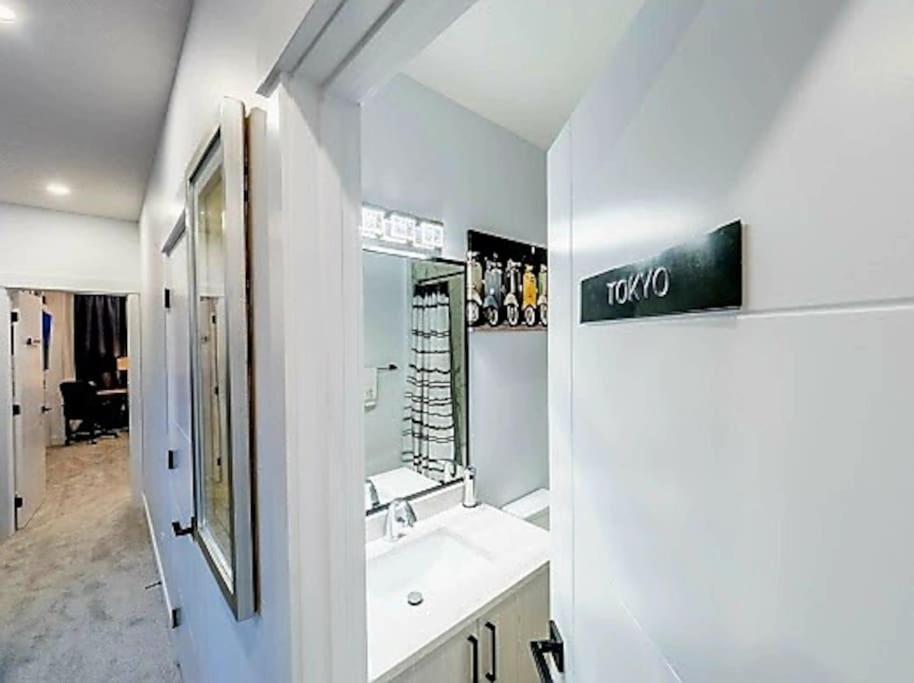 Welcome To Happy Place Where Cozy Comfort Meets Exquisite Luxury * Edmonton