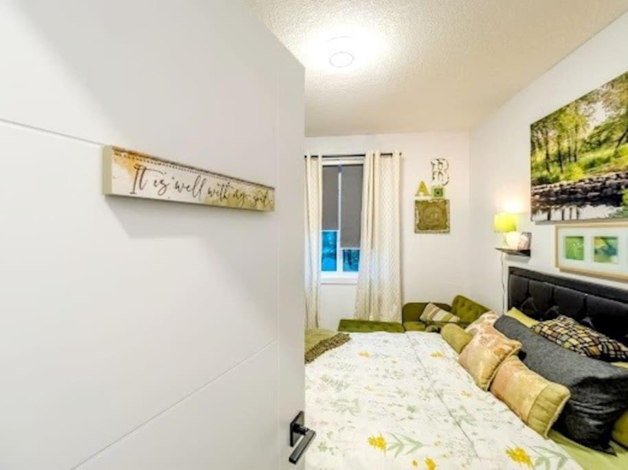 Welcome To Happy Place Where Cozy Comfort Meets Exquisite Luxury * Edmonton