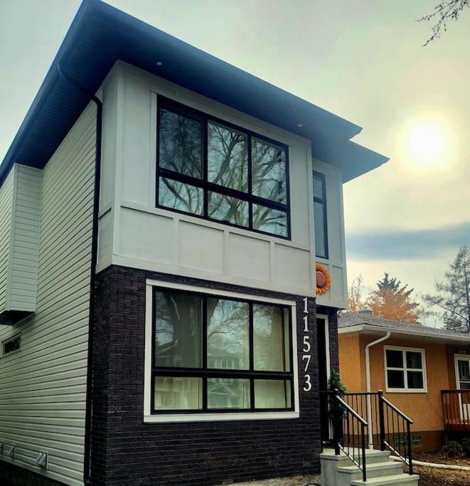 Welcome To Happy Place Where Cozy Comfort Meets Exquisite Luxury Edmonton