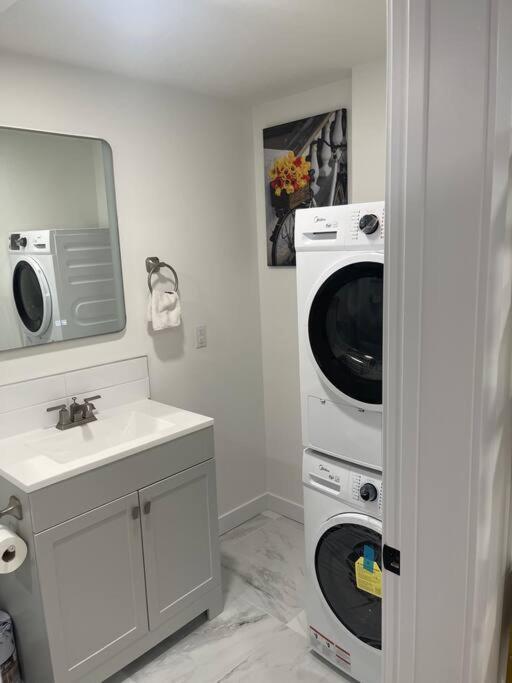 Stylish 2 Bedroom In Sw Close To Windermere And International Airport Edmonton