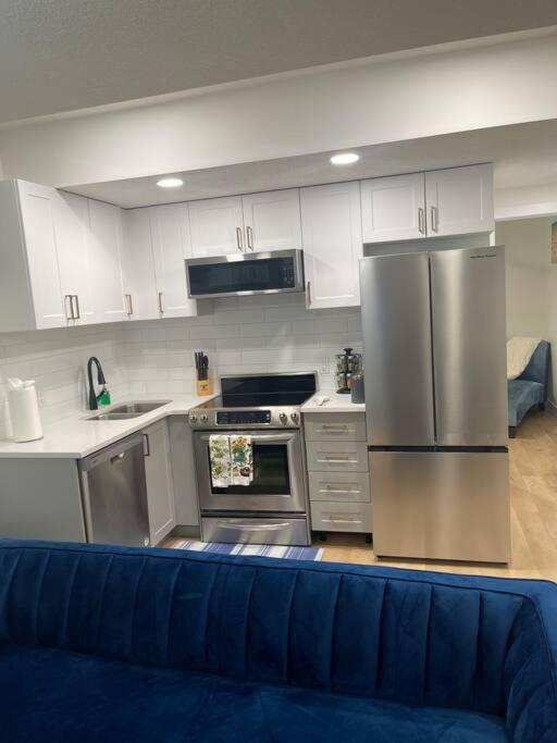 Stylish 2 Bedroom In Sw Close To Windermere And International Airport Villa Edmonton