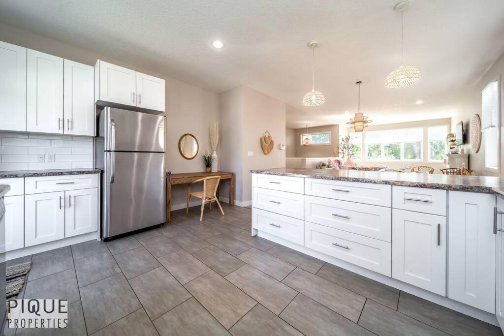 Boho Vibes - Patio & Bbq - King Bed - Garage Parking Edmonton