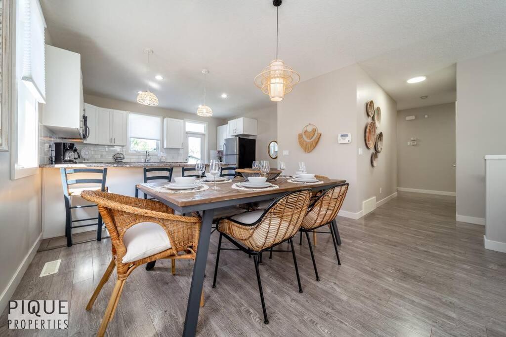 Holiday home Boho Vibes - Patio & Bbq - King Bed - Garage Parking Edmonton