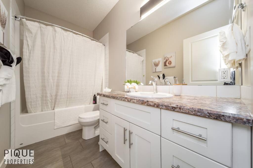 Holiday home Boho Vibes - Patio & Bbq - King Bed - Garage Parking Edmonton