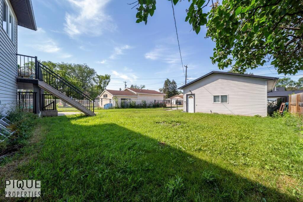 Boho Vibes - Patio & Bbq - King Bed - Garage Parking Holiday home Edmonton