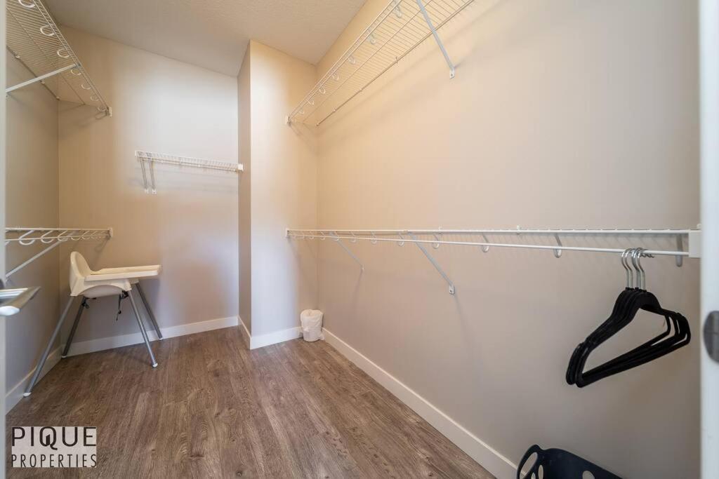 Boho Vibes - Patio & Bbq - King Bed - Garage Parking Edmonton