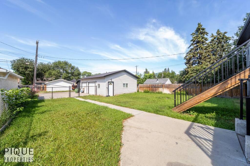 Holiday home Boho Vibes - Patio & Bbq - King Bed - Garage Parking Edmonton