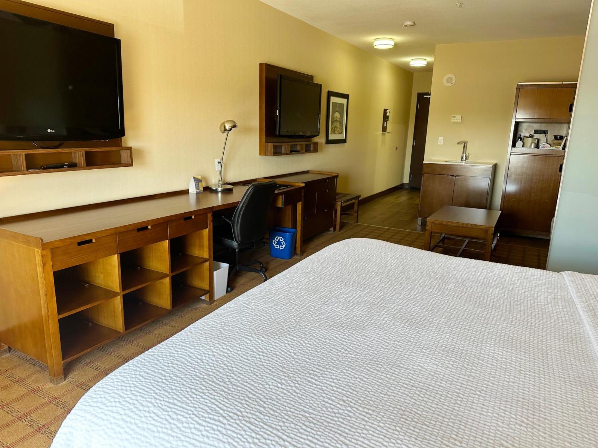Hotel Four Points By Sheraton Gateway 3*