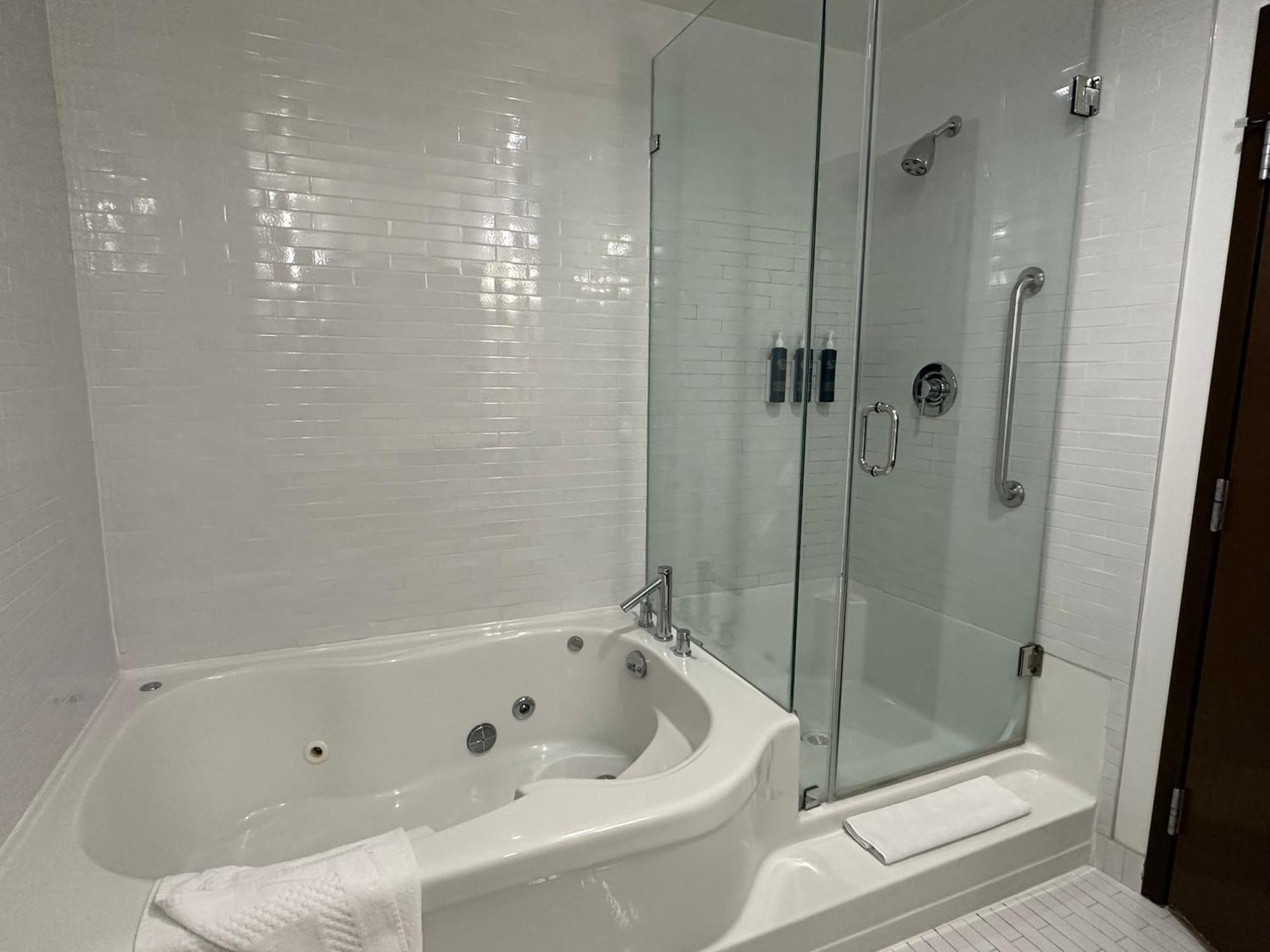 Hotel Four Points By Sheraton Gateway 3*