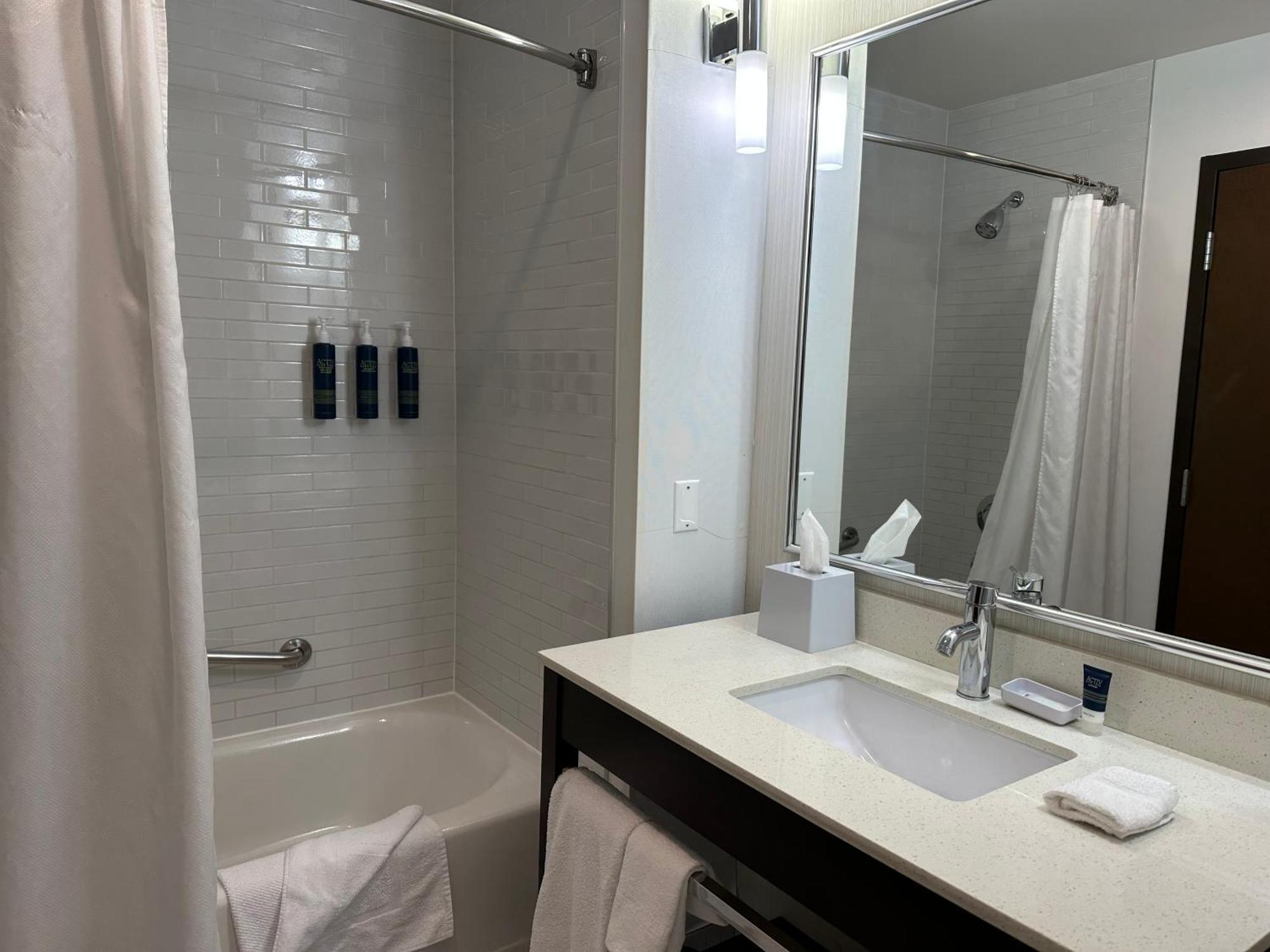 Four Points By Sheraton Gateway Hotel 3*