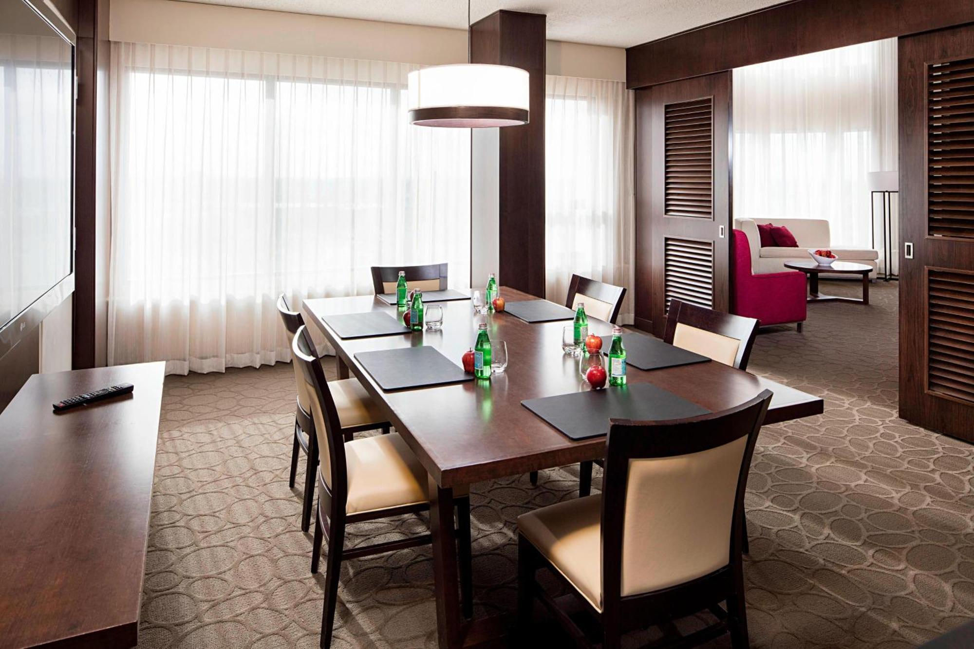 Hotel Delta By Marriott South Conference Centre 4*