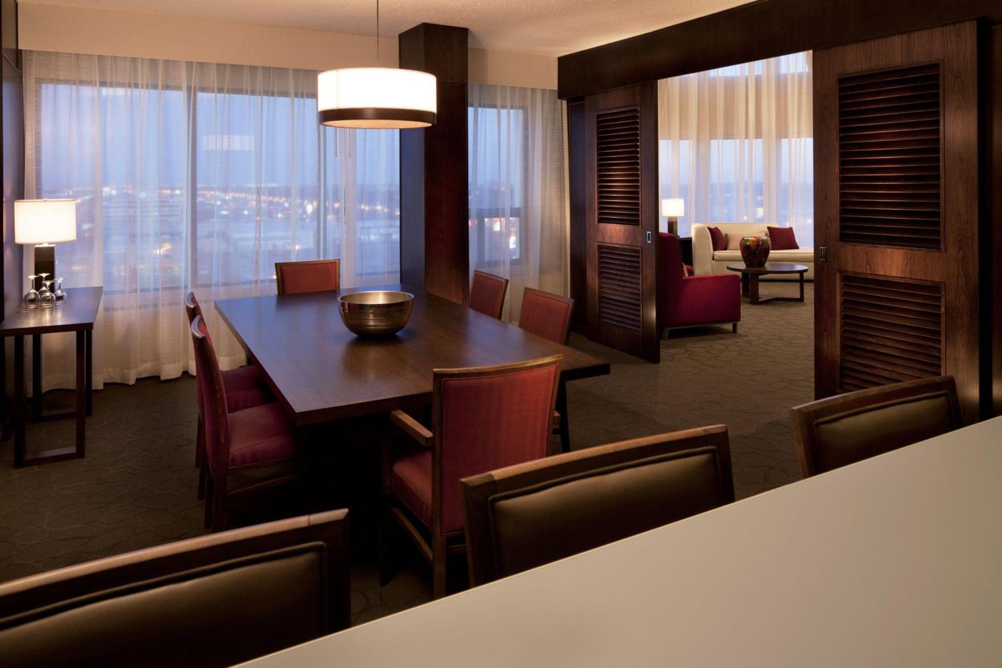 Hotel Delta By Marriott South Conference Centre