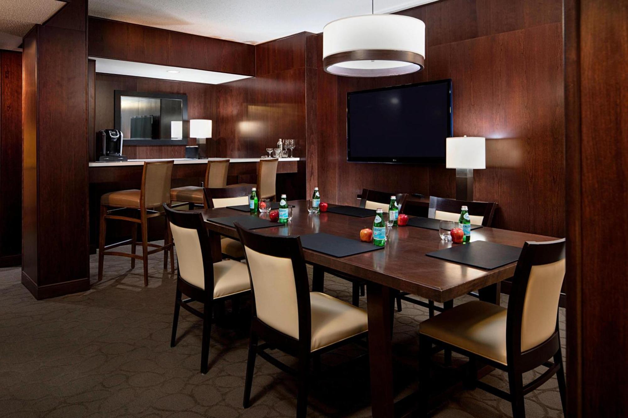 Hotel Delta By Marriott South Conference Centre