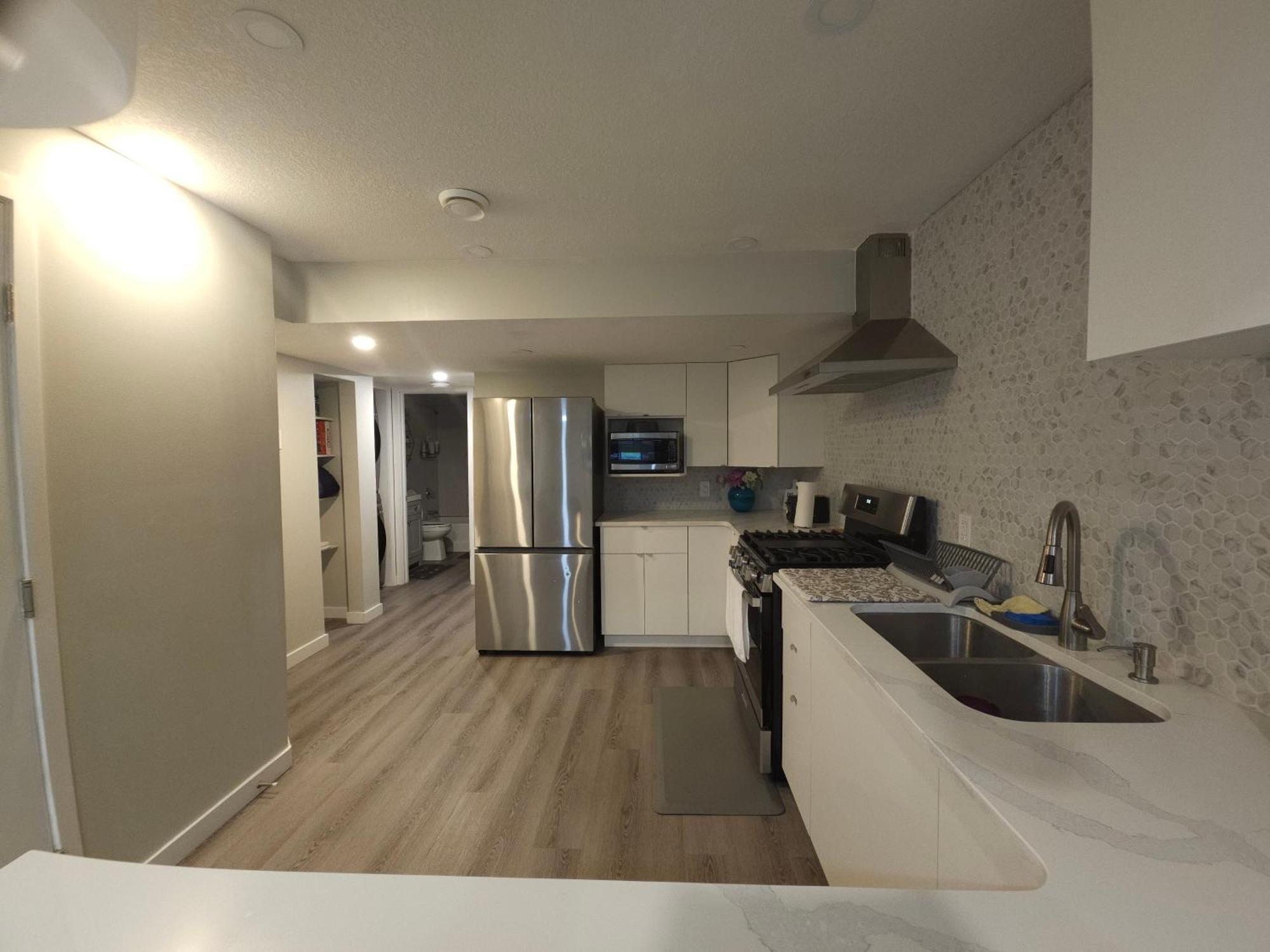Apartment Cozy 2 Bedroom Suite, Queen Beds, Near The Airport *