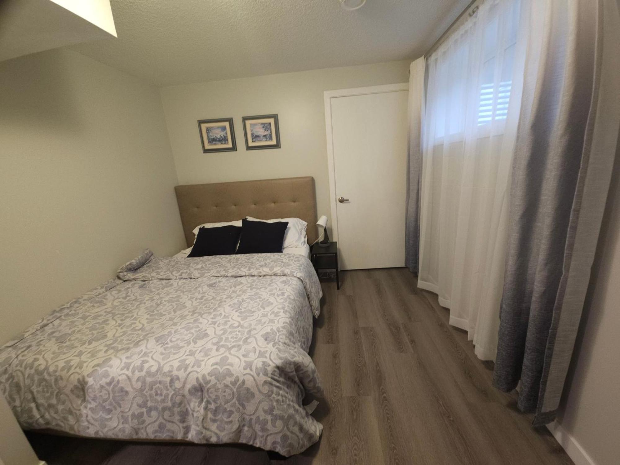 Cozy 2 Bedroom Suite, Queen Beds, Near The Airport *