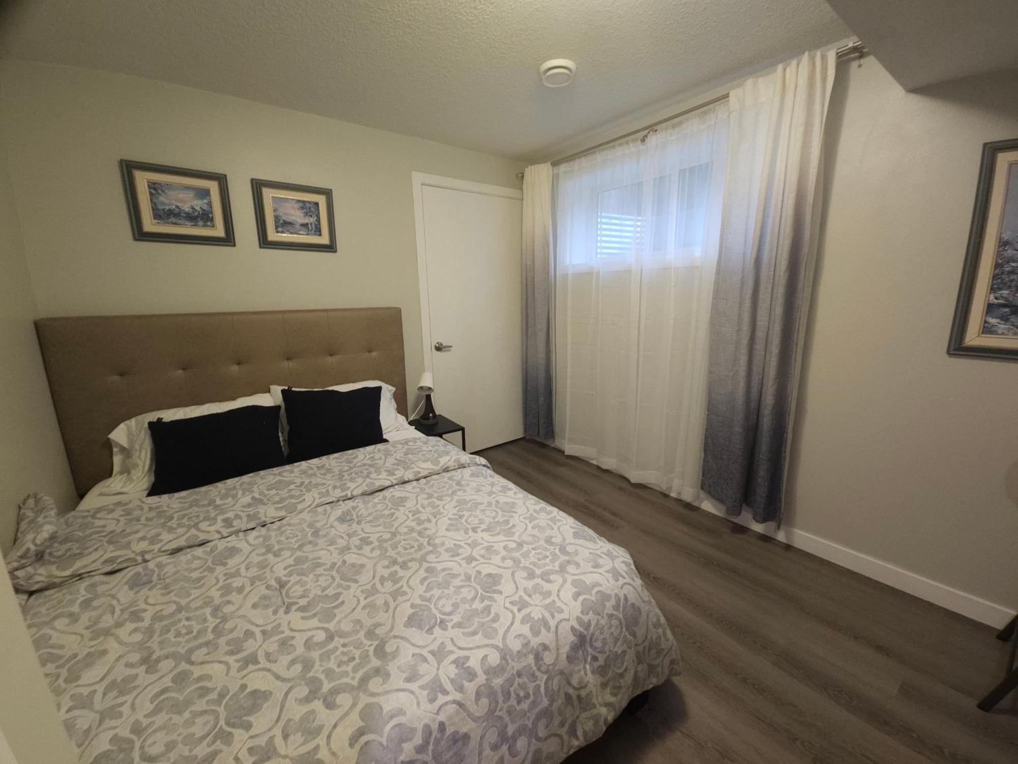 Cozy 2 Bedroom Suite, Queen Beds, Near The Airport Apartment *