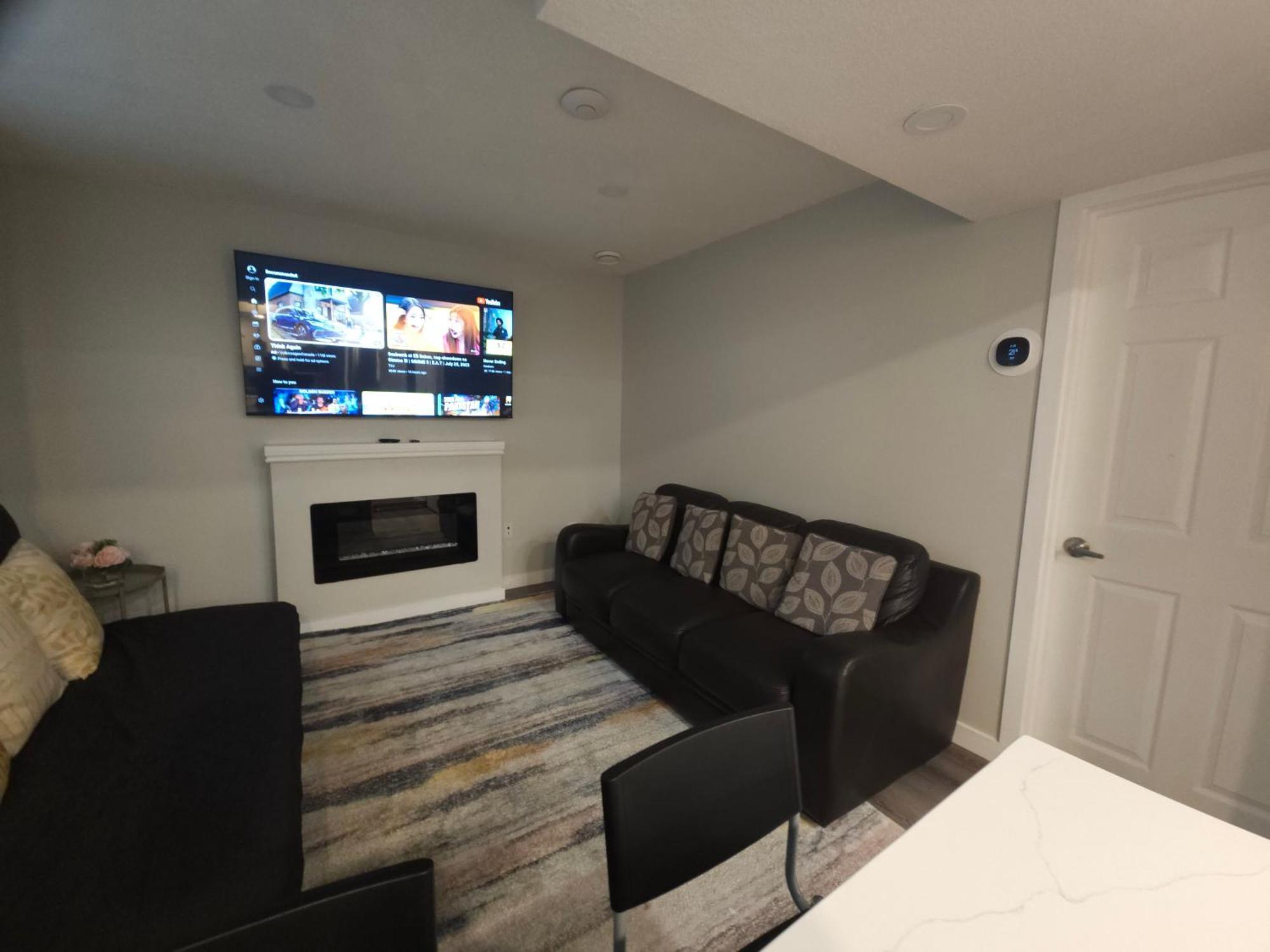 Cozy 2 Bedroom Suite, Queen Beds, Near The Airport * Edmonton