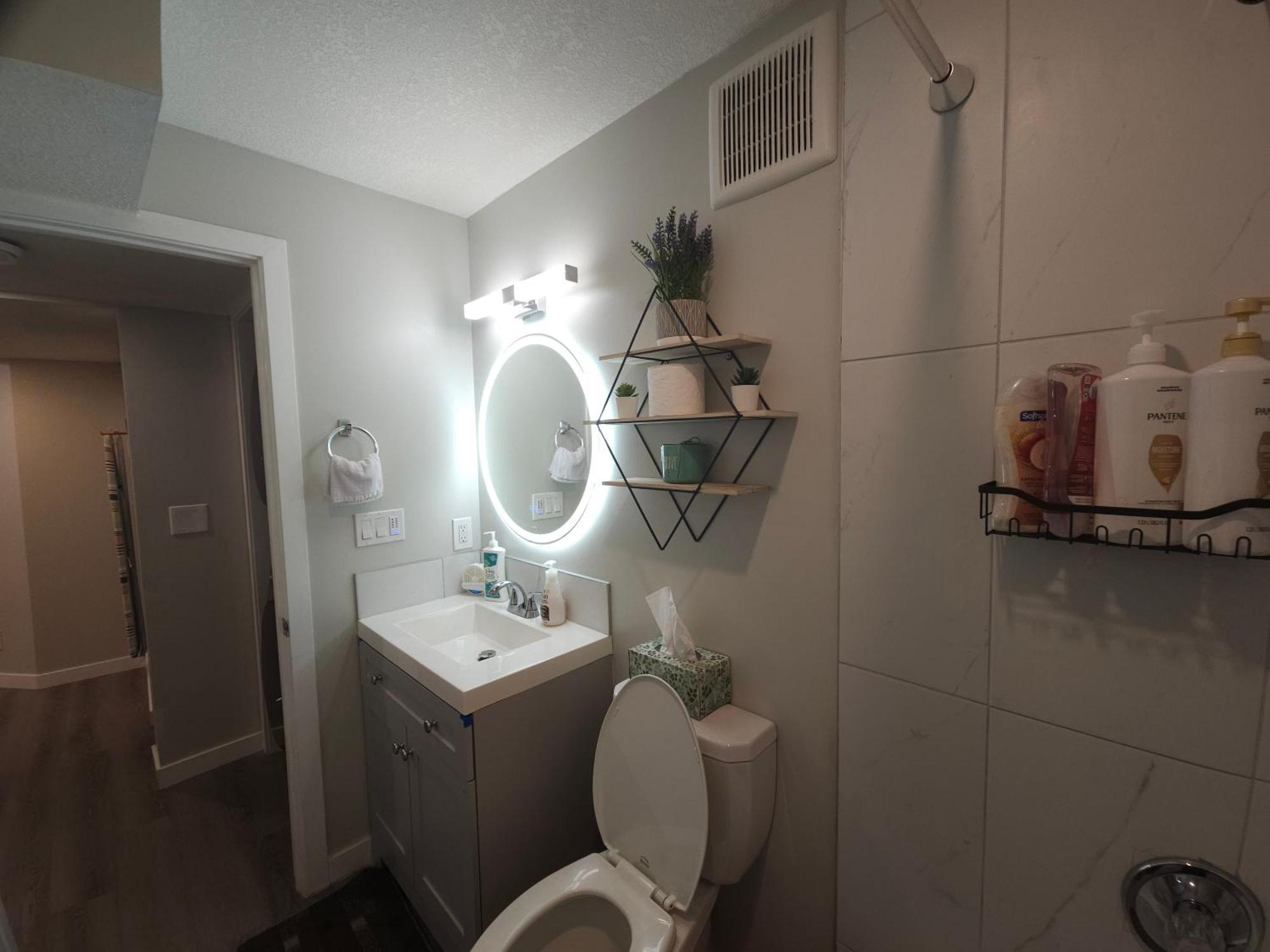 Cozy 2 Bedroom Suite, Queen Beds, Near The Airport