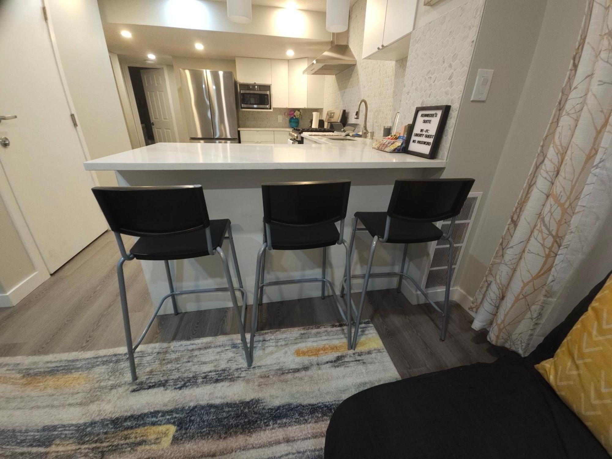 Cozy 2 Bedroom Suite, Queen Beds, Near The Airport * Edmonton