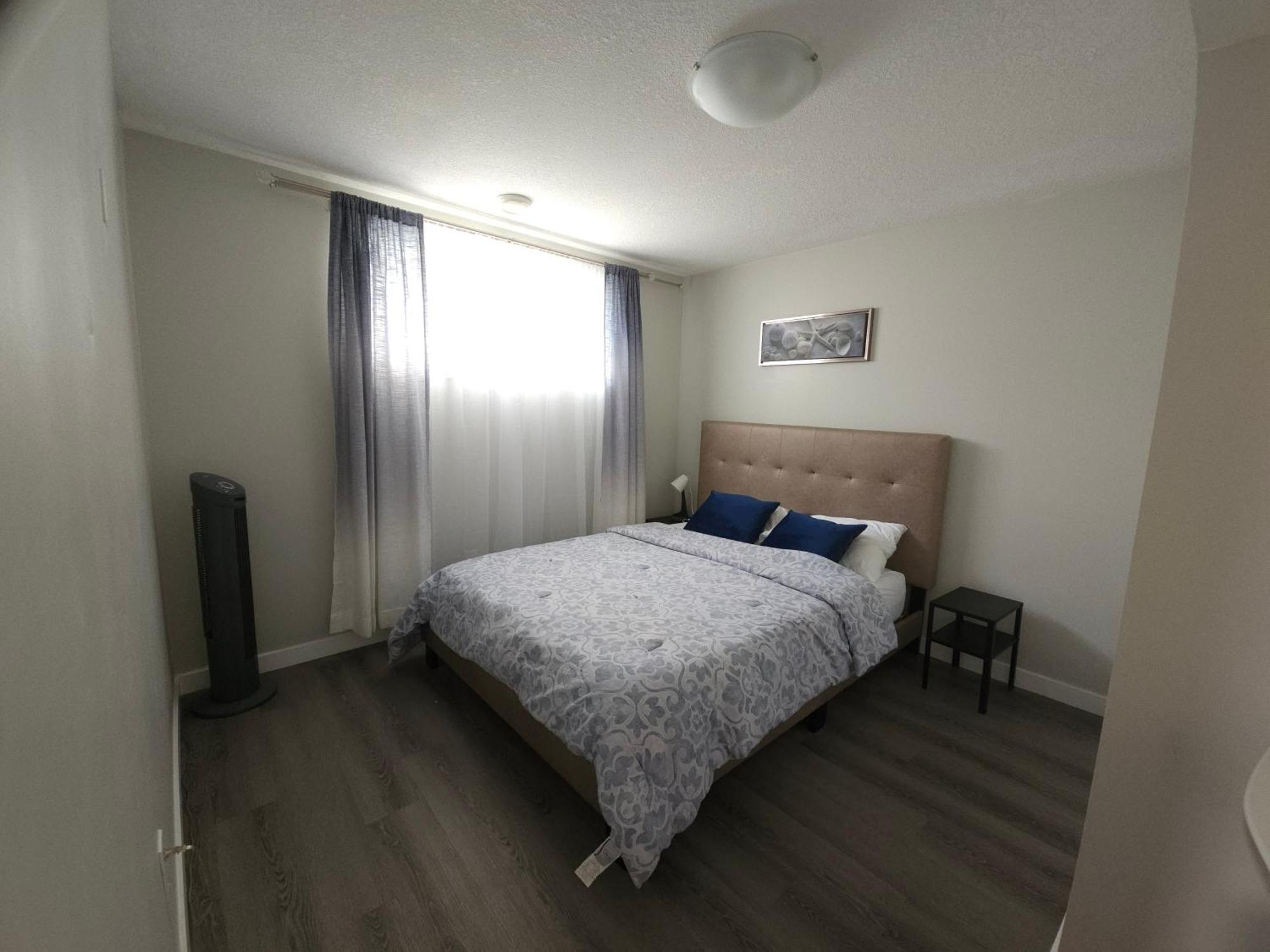 Apartment Cozy 2 Bedroom Suite, Queen Beds, Near The Airport *