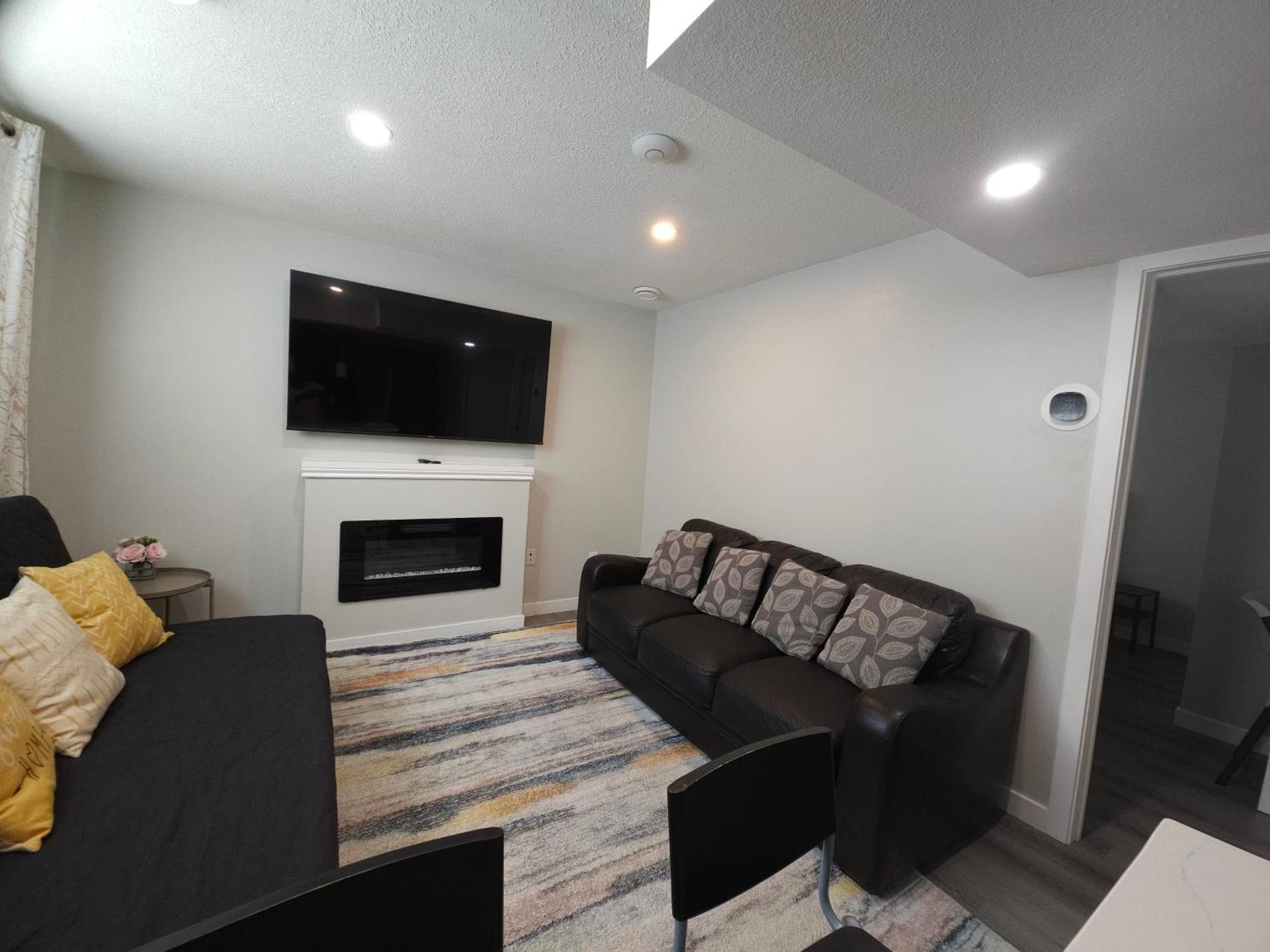 Cozy 2 Bedroom Suite, Queen Beds, Near The Airport Edmonton