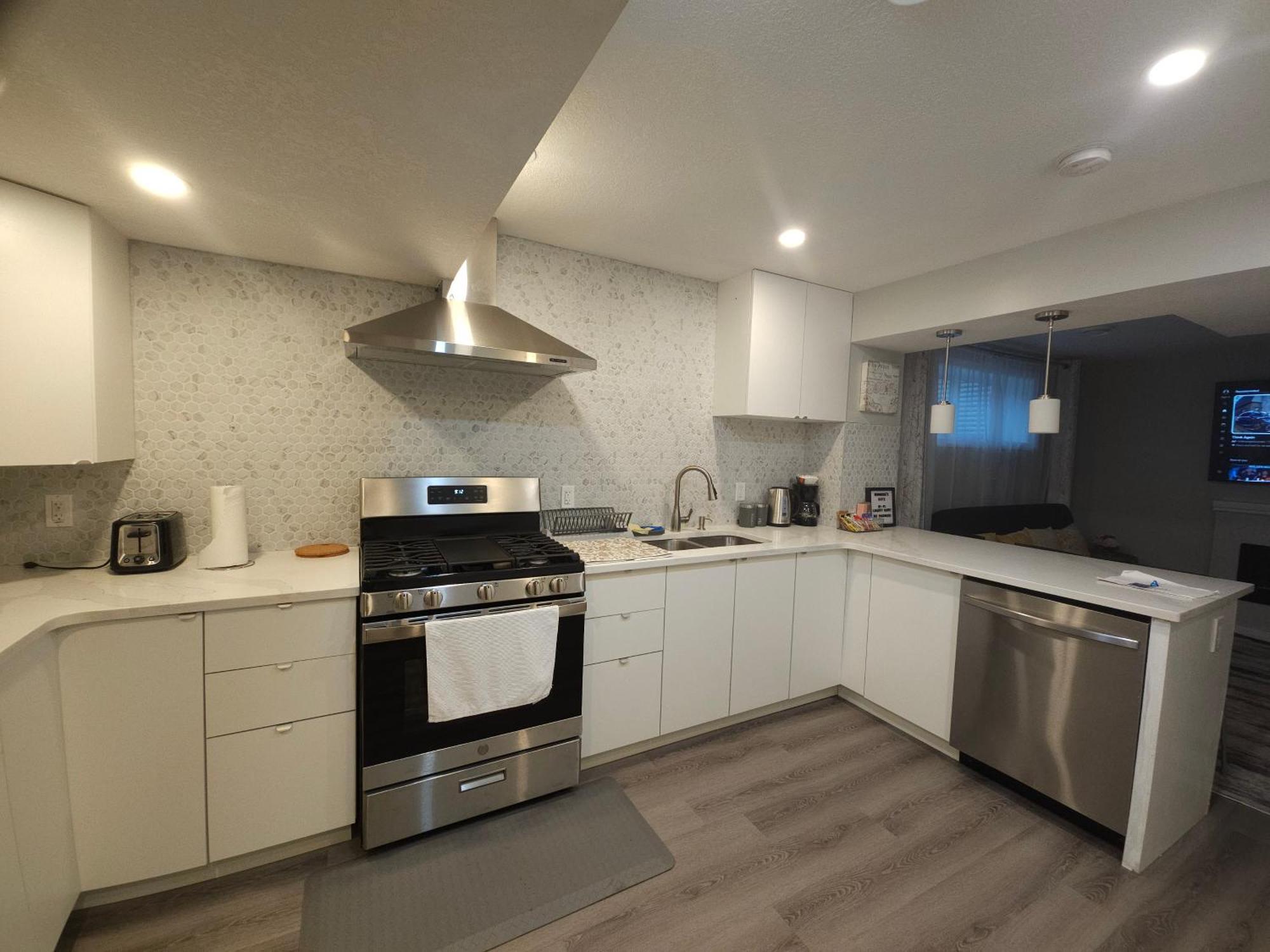 Cozy 2 Bedroom Suite, Queen Beds, Near The Airport Apartment *