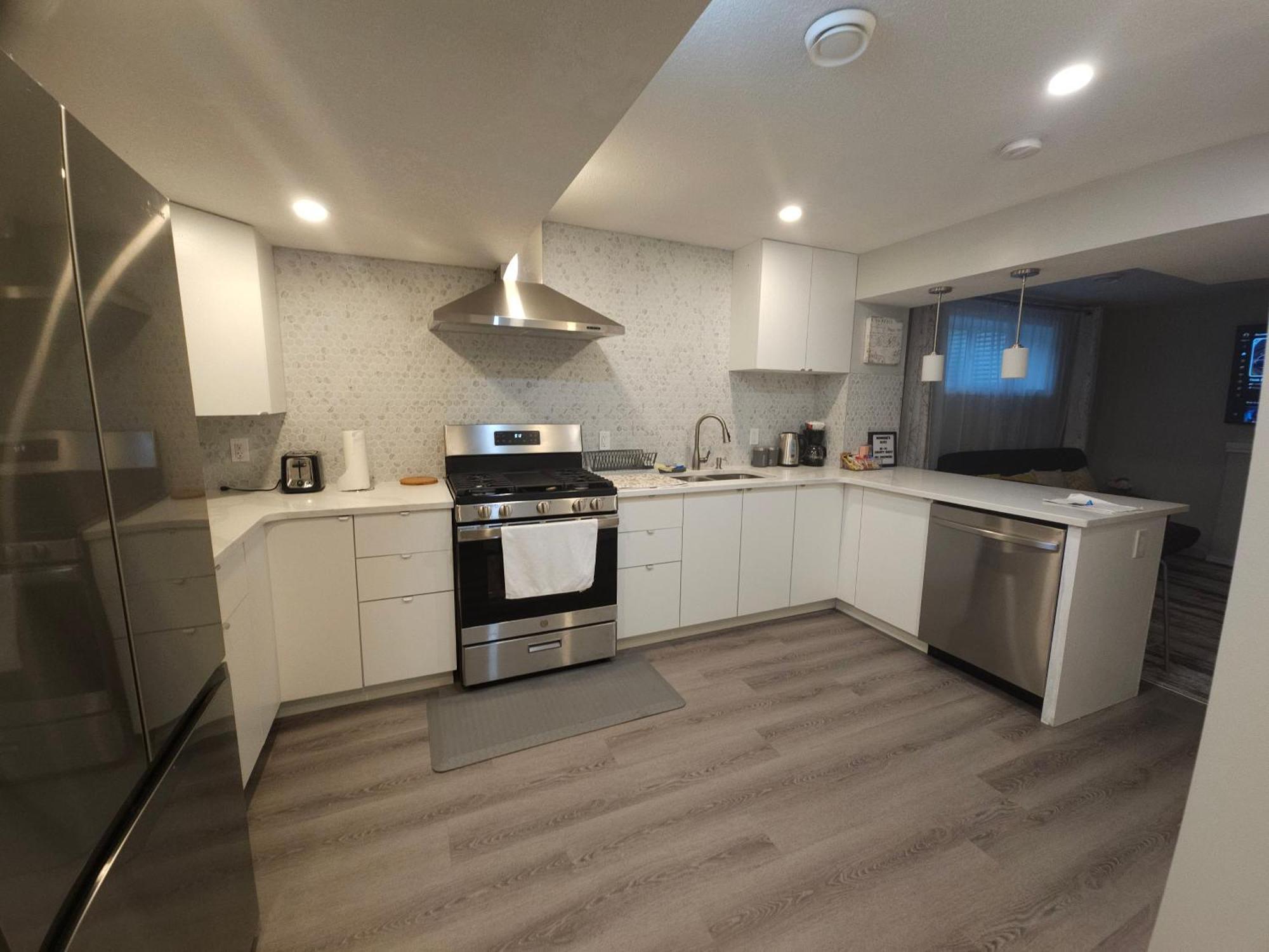 Apartment Cozy 2 Bedroom Suite, Queen Beds, Near The Airport Edmonton