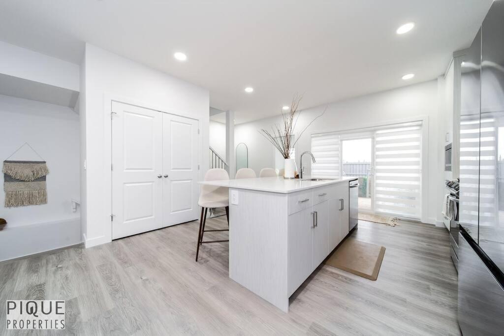 Urbanutopia*luxury Home*king Bed*patio/bbq*sleep16 * Edmonton