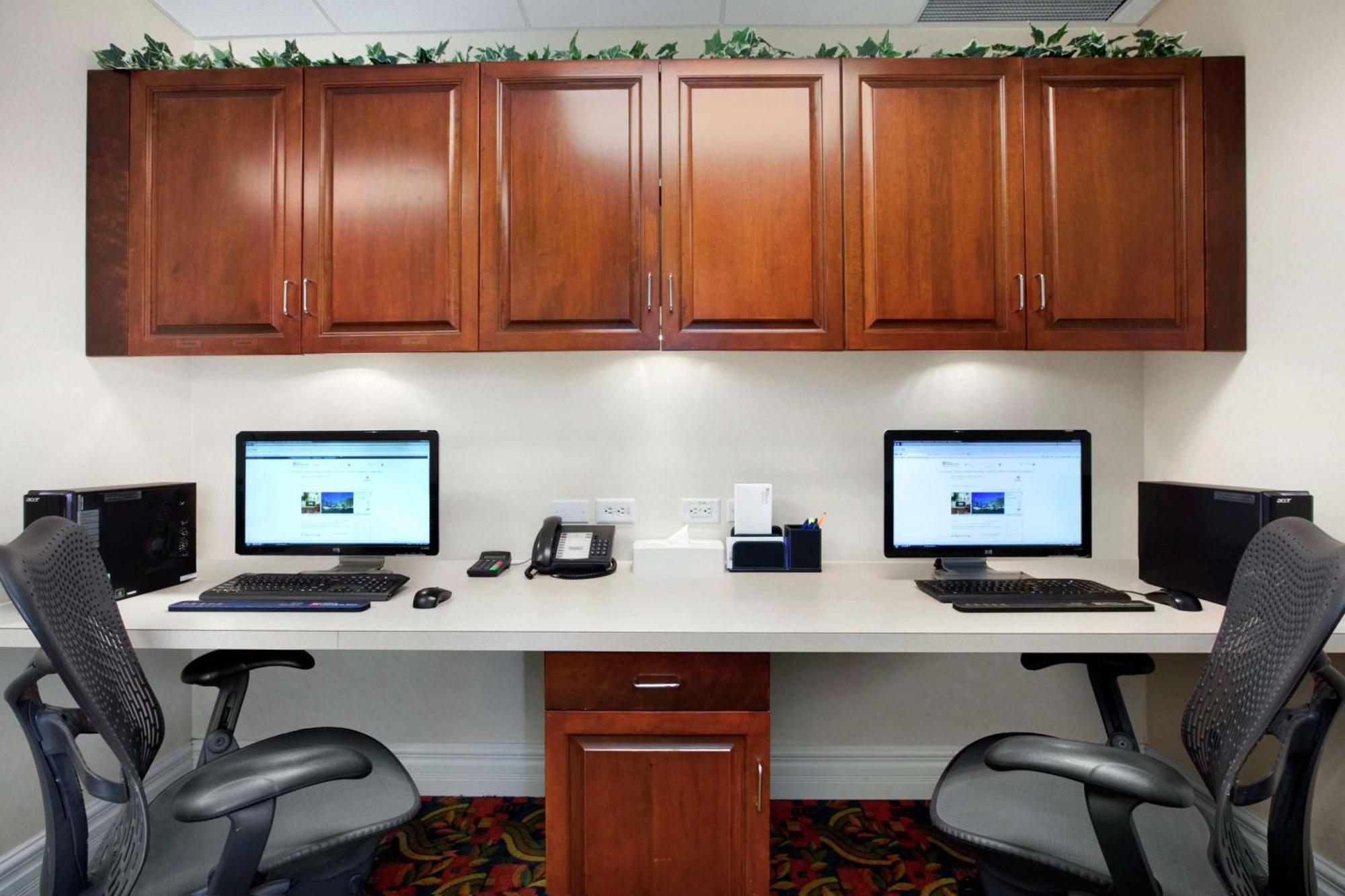 Hilton Garden West 3*