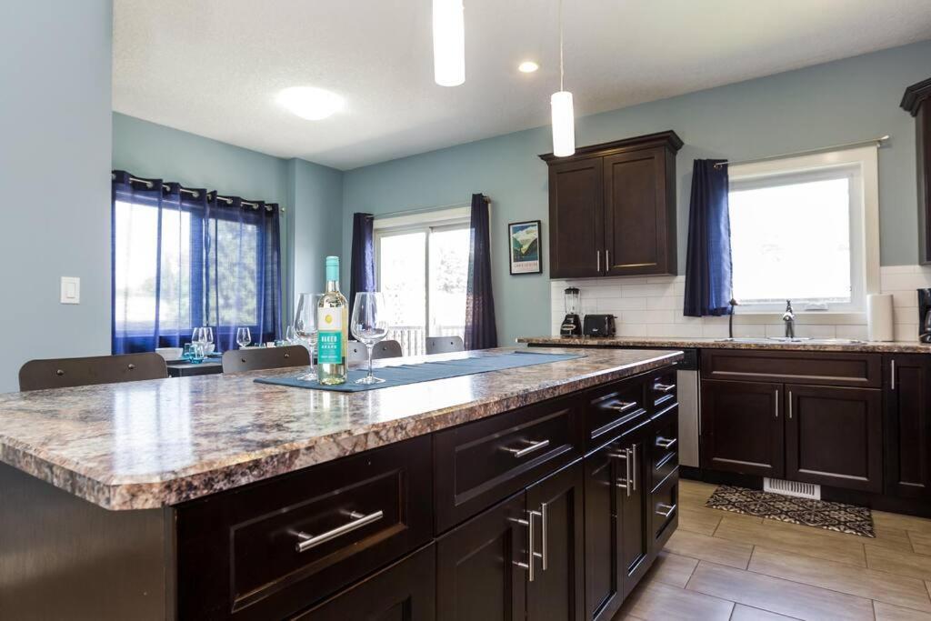 Modern - King Bed - Garage - Long * Edmonton