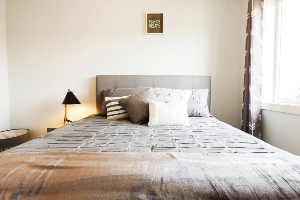 Apartment Modern - King Bed - Garage - Long Edmonton