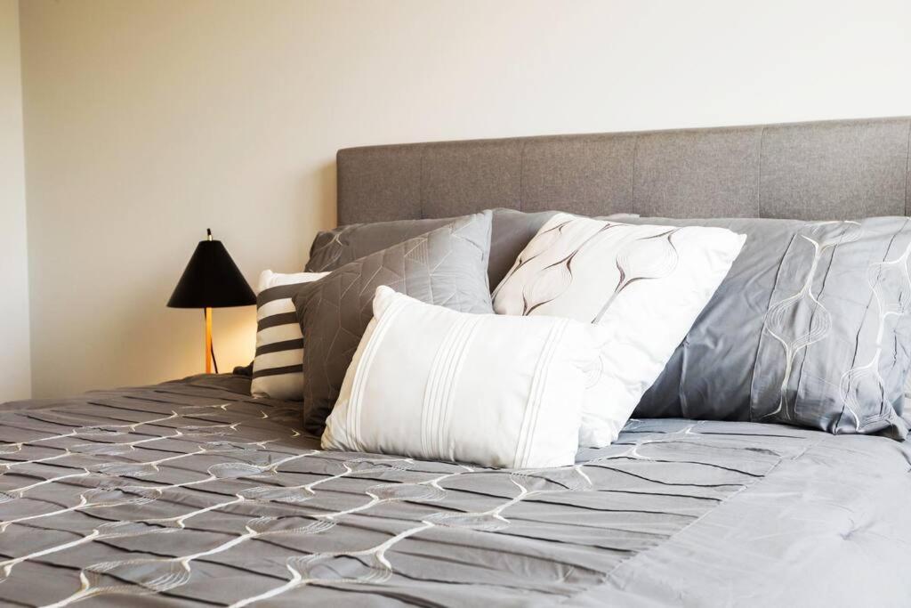 Modern - King Bed - Garage - Long * Edmonton