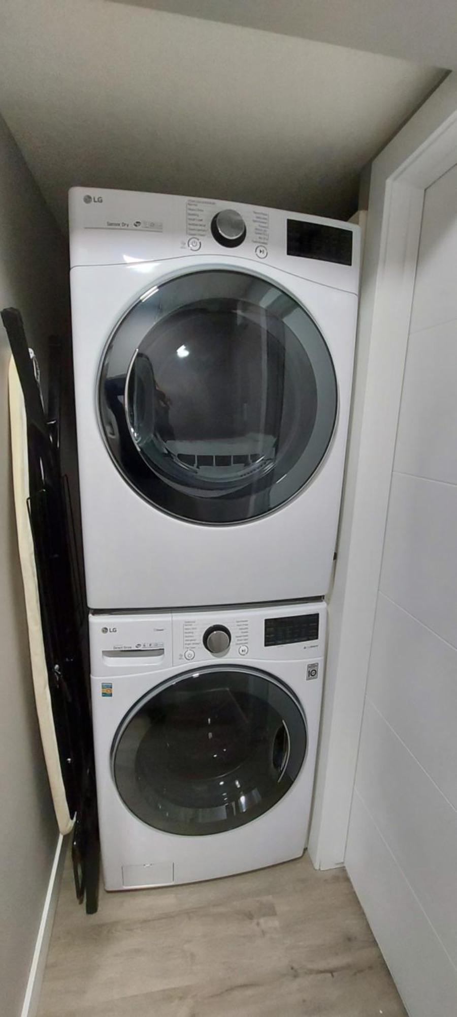 Apartment Cozy 2-bedroom Basement Guest With Private Entrance And Proximity To The Airport *