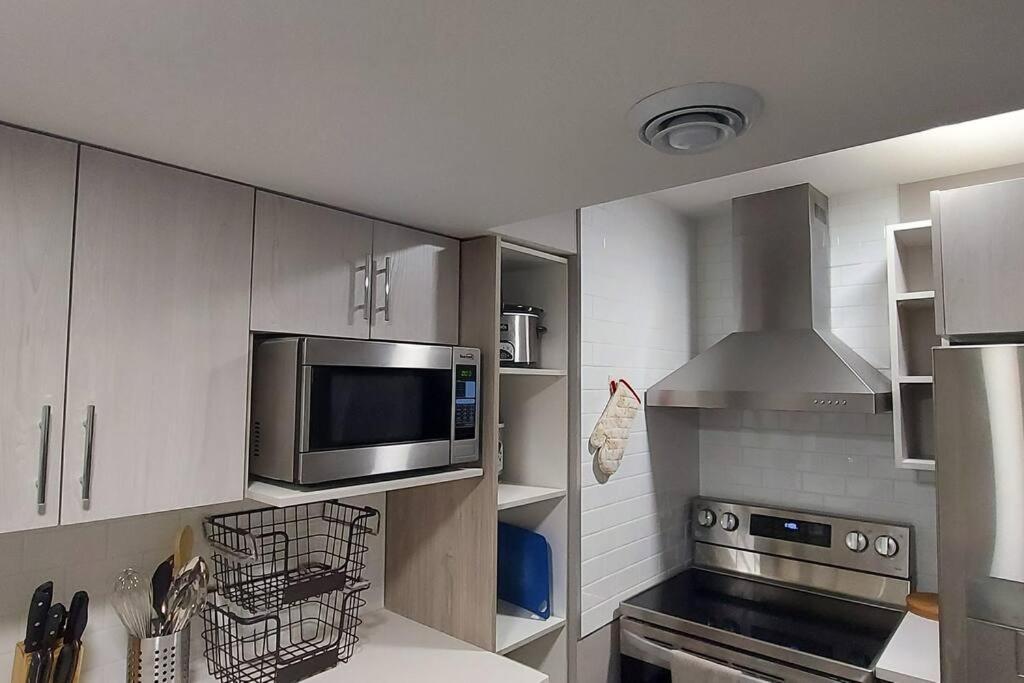 Apartment Cozy 2-bedroom Basement Guest With Private Entrance And Proximity To The Airport