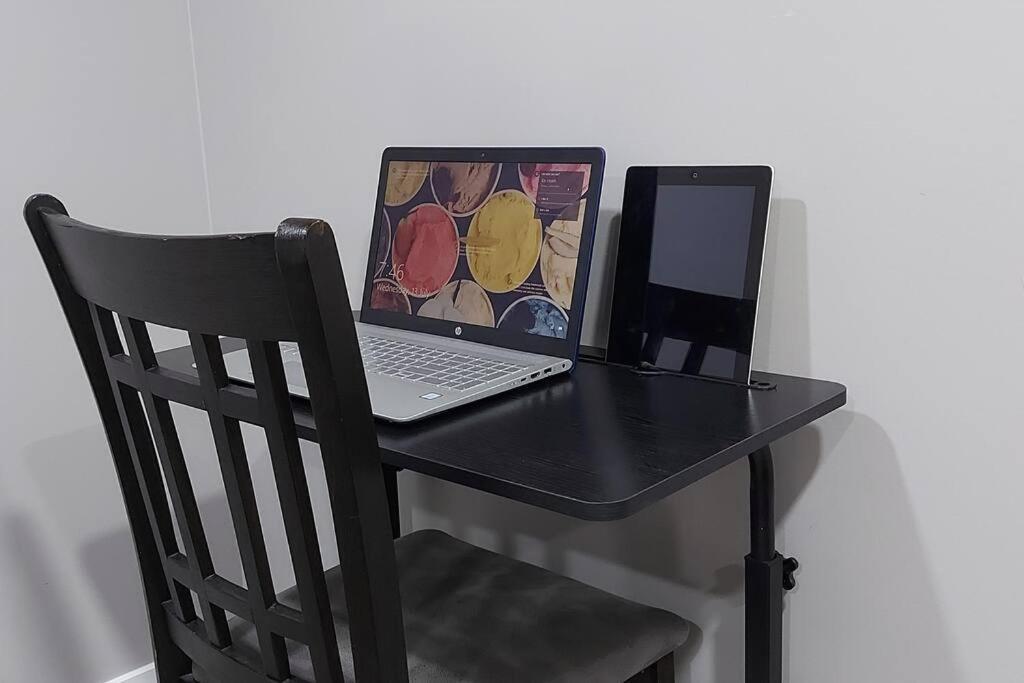 Apartment Cozy 2-bedroom Basement Guest With Private Entrance And Proximity To The Airport *